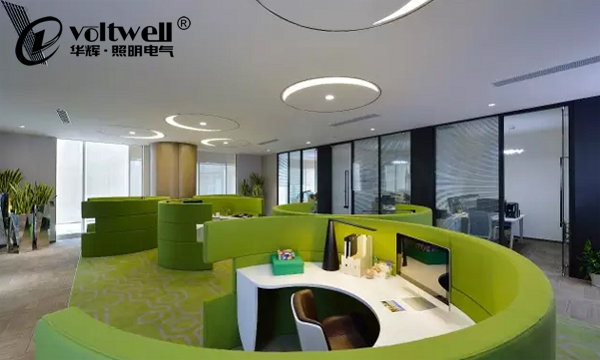 安迪和她身邊的幾盞燈-辦公室照明解析