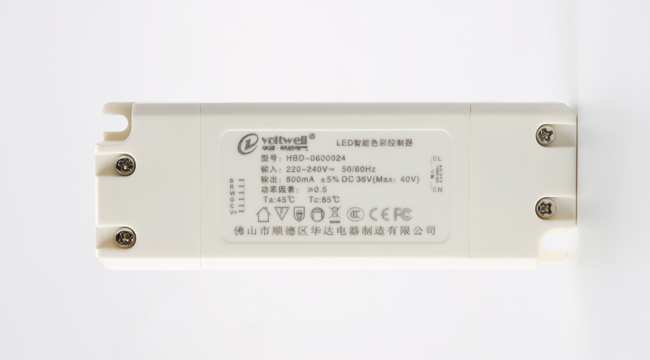 控制器 華輝照明LED辦公吊線燈,led面板燈,直發(fā)光面板燈,側(cè)發(fā)光面板燈,面板燈廠家擁有專業(yè)生產(chǎn)團隊,從面板燈零配件到電源都自己生產(chǎn),保證每個環(huán)節(jié)的品質(zhì)。